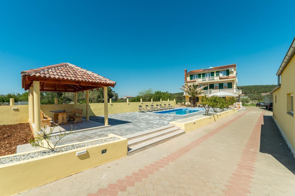 Crowonder Sun&Fun Holiday House With Large Swimming Pool, Playroom And Garden بيبينيا المظهر الخارجي الصورة